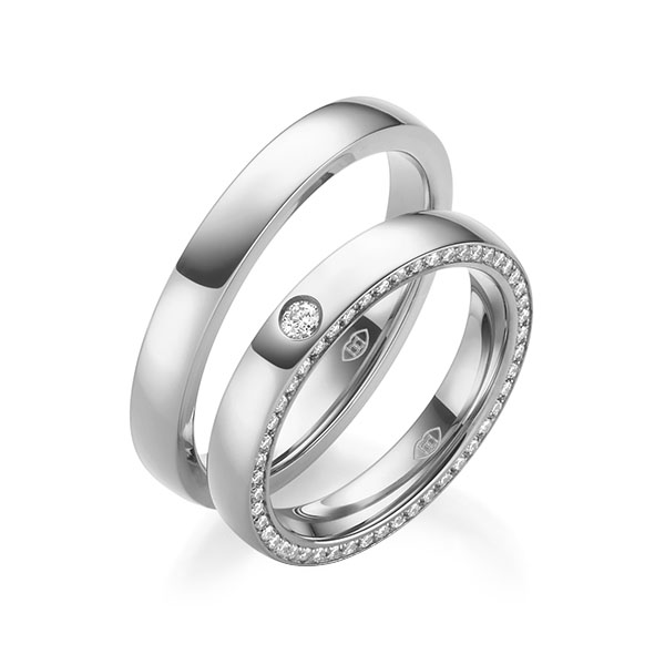 Paar klassische Memoire-Trauringe/Eheringe in aussen Weissgold 585 , innen Weissgold 585 vollausgefasst mit zus. 0,31 ct. Brillant tw, si 