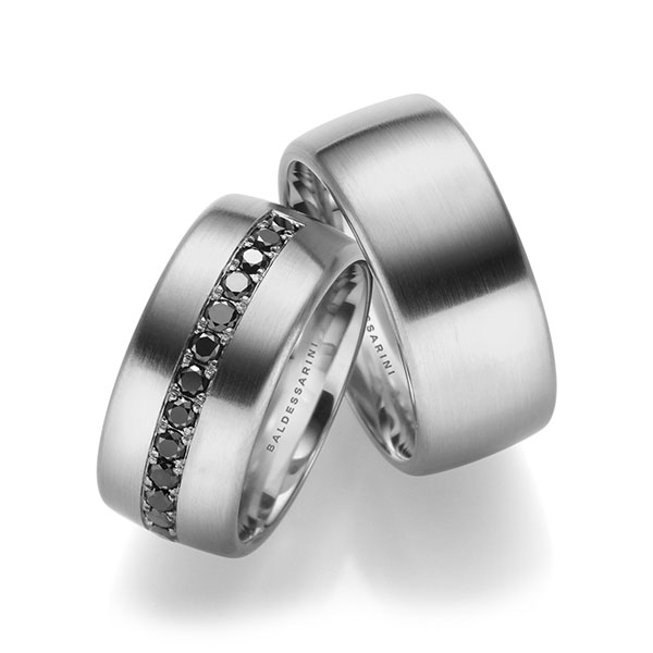 Paar klassische Memoire-Trauringe/Eheringe in Edelstahl halbausgefasst mit zus. 0,6 ct. Brillant schwarz - H-1025-1 Paar klassische Memoire-Trauringe/Eheringe in Edelstahl halbausgefasst mit zus. 0,6 ct. Brillant schwarz - H-1025-1