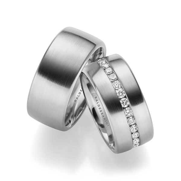 Paar klassische Memoire-Trauringe/Eheringe in Edelstahl vollausgefasst mit zus. 1,2 ct. Brillant tw, si - H-1024-1 Paar klassische Memoire-Trauringe/Eheringe in Edelstahl vollausgefasst mit zus. 1,2 ct. Brillant tw, si - H-1024-1
