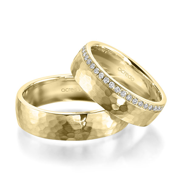 Paar klassische Memoire-Trauringe/Eheringe in Gelbgold 585 gehämmert Struktur halbausgefasst mit zus. 0,21 ct. Brillant tw, si von acredo