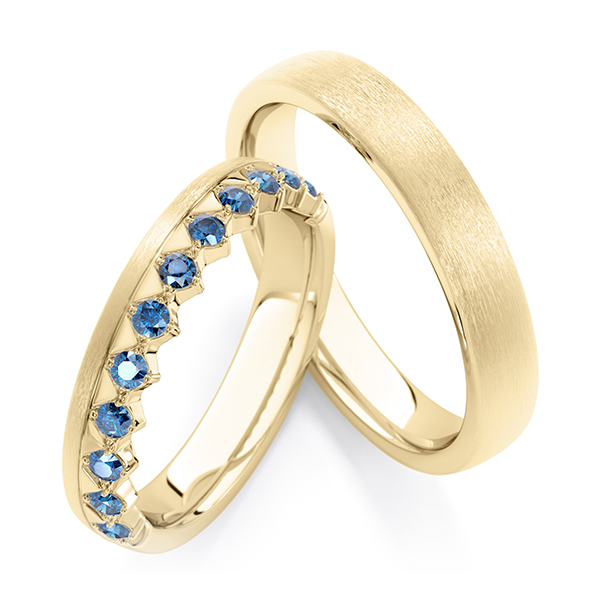 Paar klassische Memoire-Trauringe/Eheringe in Gelbgold 585 halbausgefasst mit zus. 0,36 ct. oceanblue von Steinberg