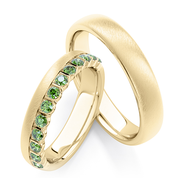 Paar klassische Memoire-Trauringe/Eheringe in Gelbgold 585 halbausgefasst mit zus. 0,56 ct. Apple Green von Steinberg