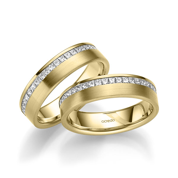 Paar klassische Memoire-Trauringe/Eheringe in Gelbgold 585 halbausgefasst mit zus. 1,08 ct. Prinzess-Diamant tw, si von acredo
