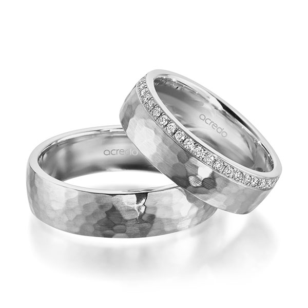 Paar klassische Memoire-Trauringe/Eheringe in Graugold 585 gehämmert Struktur halbausgefasst mit zus. 0,22 ct. Brillant tw, si von acredo