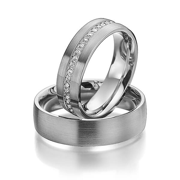 Paar klassische Memoire-Trauringe/Eheringe in Graugold 585 halbausgefasst mit zus. 0,21 ct. Brillant tw, si 