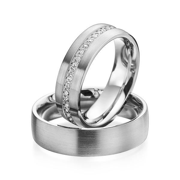 Paar klassische Memoire-Trauringe/Eheringe in Graugold 585 halbausgefasst mit zus. 0,21 ct. Brillant tw, si von Steinberg