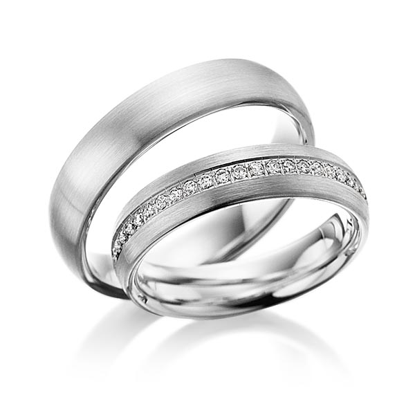 Paar klassische Memoire-Trauringe/Eheringe in Graugold 585 halbausgefasst mit zus. 0,21 ct. Brillant tw, si von Steinberg