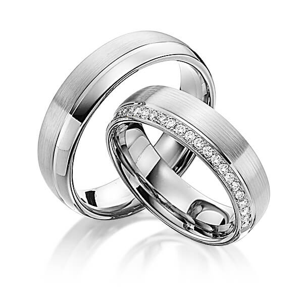 Paar klassische Memoire-Trauringe/Eheringe in Graugold 585 halbausgefasst mit zus. 0,21 ct. Brillant tw, si von Steinberg
