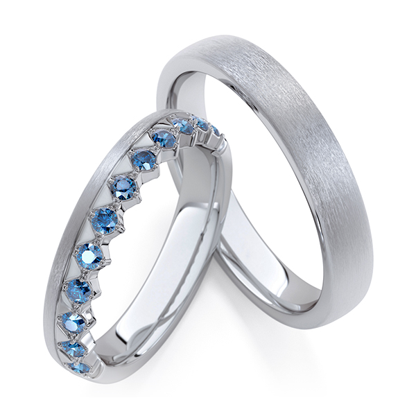 Paar klassische Memoire-Trauringe/Eheringe in Graugold 585 halbausgefasst mit zus. 0,36 ct. oceanblue von Steinberg