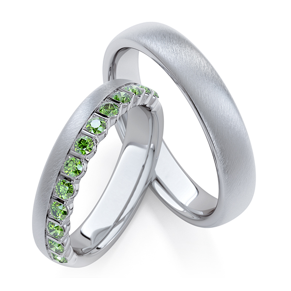 Paar klassische Memoire-Trauringe/Eheringe in Graugold 585 halbausgefasst mit zus. 0,56 ct. Apple Green von Steinberg