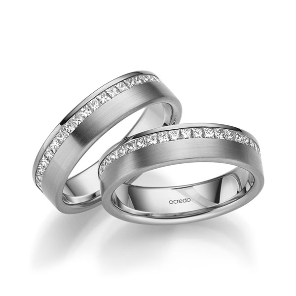 Paar klassische Memoire-Trauringe/Eheringe in Graugold 585 halbausgefasst mit zus. 1,08 ct. Prinzess-Diamant tw, si von acredo