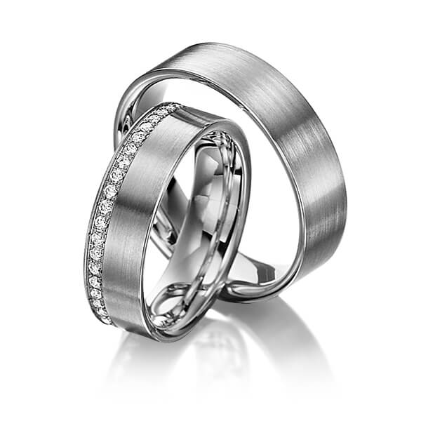 Paar klassische Memoire-Trauringe/Eheringe in Palladium 585 halbausgefasst mit zus. 0,21 ct. Brillant tw, si von Steinberg