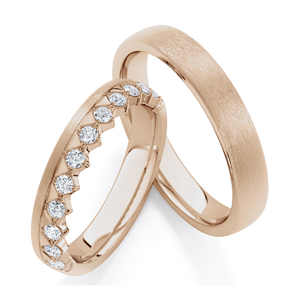 Paar klassische Memoire-Trauringe/Eheringe in Peach-Gold 585 halbausgefasst mit zus. 0,36 ct. tw, si von Steinberg
