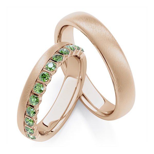 Paar klassische Memoire-Trauringe/Eheringe in Peach-Gold 585 halbausgefasst mit zus. 0,56 ct. Apple Green von Steinberg
