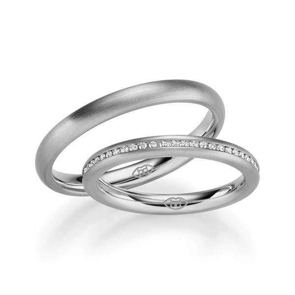 Paar klassische Memoire-Trauringe/Eheringe in Platin 600 halbausgefasst mit zus. 0,22 ct. Brillant tw, si 