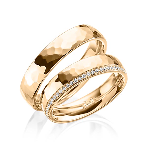 Paar klassische Memoire-Trauringe/Eheringe in Roségold 585 gehämmert Struktur halbausgefasst mit zus. 0,145 ct. Brillant tw, si von Steinberg - Q-1565-4 Paar klassische Memoire-Trauringe/Eheringe in Roségold 585 gehämmert Struktur halbausgefasst mit zus. 0,145 ct. Brillant tw, si von Steinberg - Q-1565-4