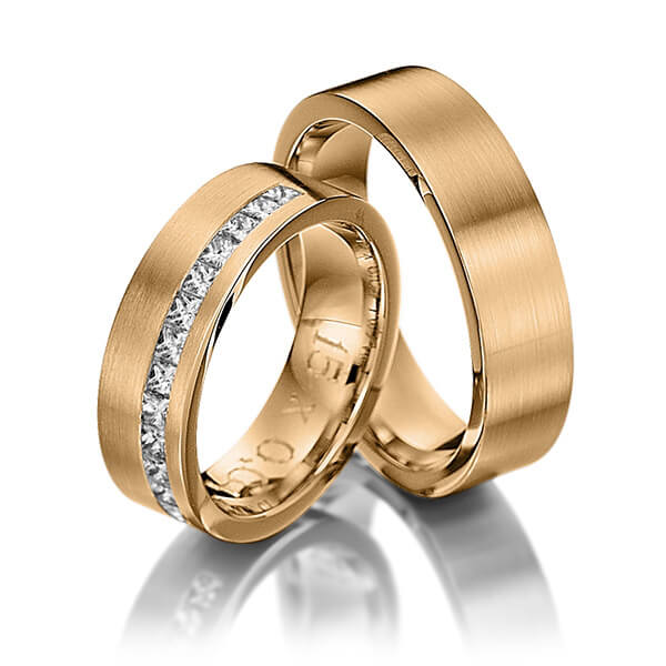 Paar klassische Memoire-Trauringe/Eheringe in Roségold 585 halbausgefasst mit zus. 0,68 ct. Prinzess-Diamant tw, si von Steinberg