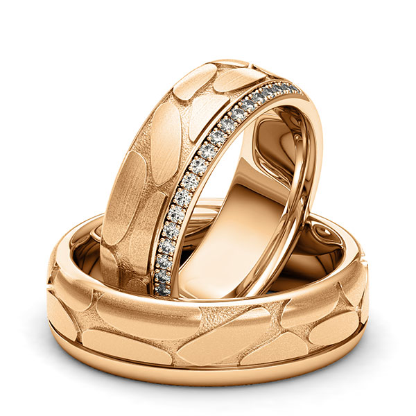 Paar klassische Memoire-Trauringe/Eheringe in Roségold 585 Laser Struktur halbausgefasst mit zus. 0,22 ct. Brillant tw, si von 123GOLD