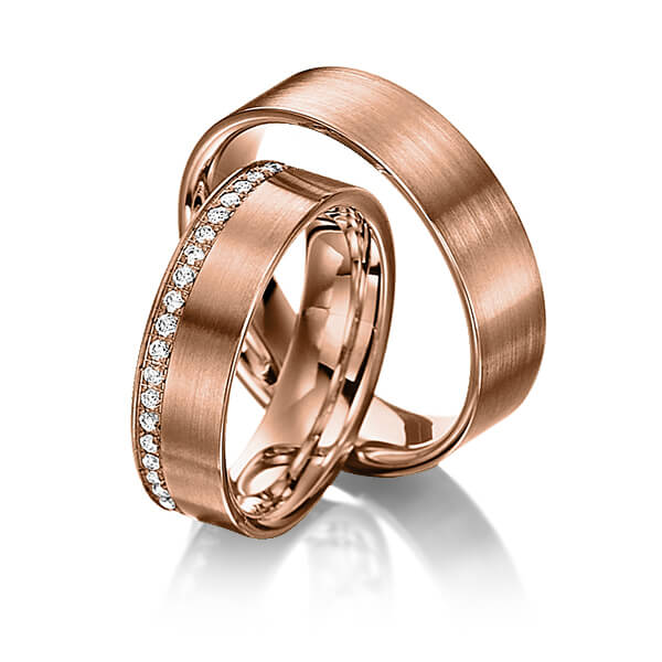 Paar klassische Memoire-Trauringe/Eheringe in Rotgold 585 halbausgefasst mit zus. 0,21 ct. Brillant tw, si von Steinberg
