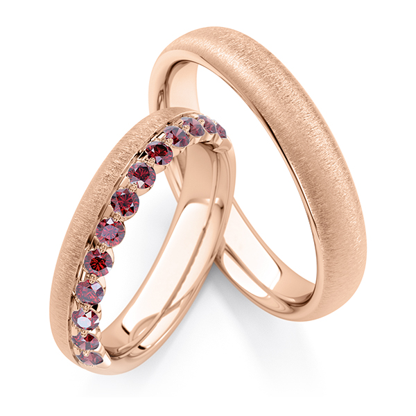 Paar klassische Memoire-Trauringe/Eheringe in Rotgold 585 halbausgefasst mit zus. 0,48 ct. Red Cherry von Steinberg