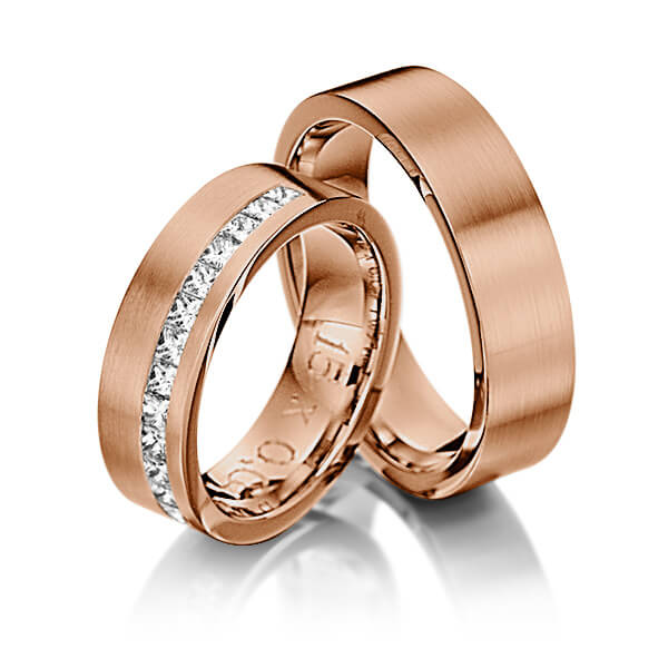 Paar klassische Memoire-Trauringe/Eheringe in Rotgold 585 halbausgefasst mit zus. 0,68 ct. Prinzess-Diamant tw, si von 123gold - Y-1159-6 Paar klassische Memoire-Trauringe/Eheringe in Rotgold 585 halbausgefasst mit zus. 0,68 ct. Prinzess-Diamant tw, si von 123gold - Y-1159-6