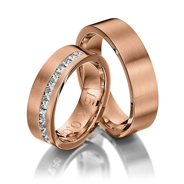 Paar klassische Memoire-Trauringe/Eheringe in Rotgold 585 halbausgefasst mit zus. 0,68 ct. Prinzess-Diamant tw, si von Steinberg