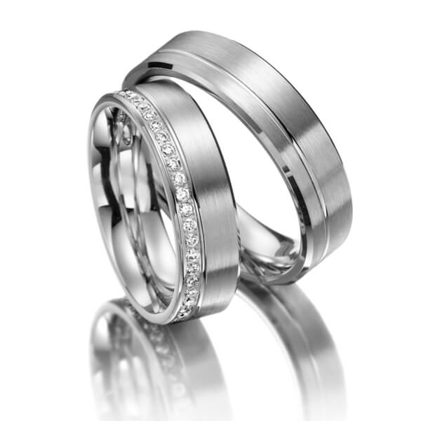 Paar klassische Memoire-Trauringe/Eheringe in Weißgold 375 halbausgefasst mit zus. 0,21 ct. Brillant tw, si 