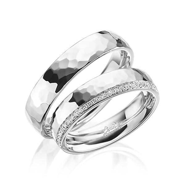 Paar klassische Memoire-Trauringe/Eheringe in Weissgold 585 gehämmert Struktur halbausgefasst mit zus. 0,145 ct. Brillant tw, si von Steinberg