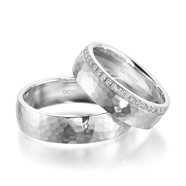 Paar klassische Memoire-Trauringe/Eheringe in Weissgold 585 gehämmert Struktur halbausgefasst mit zus. 0,21 ct. Brillant tw, si von acredo