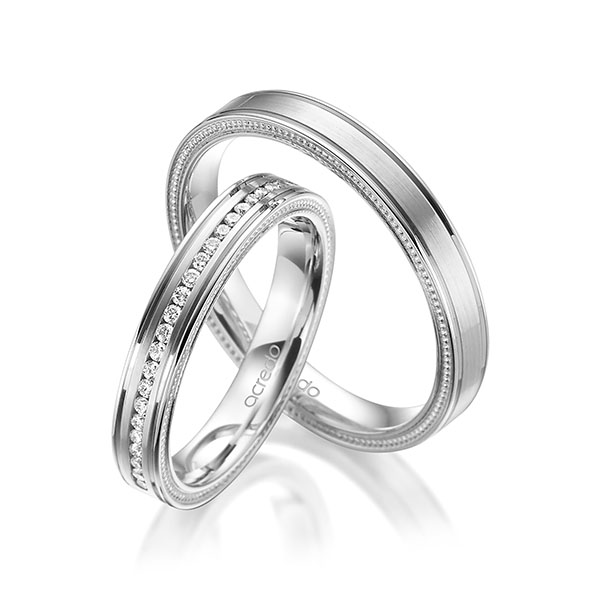 Paar klassische Memoire-Trauringe/Eheringe in Weissgold 585 halbausgefasst mit zus. 0,192 ct. Brillant tw, si von acredo