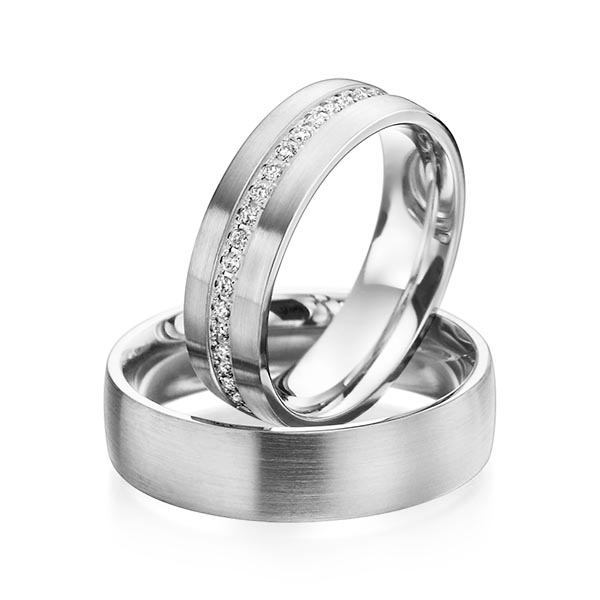 Paar klassische Memoire-Trauringe/Eheringe in Weißgold 585 halbausgefasst mit zus. 0,21 ct. Brillant tw, si von Steinberg