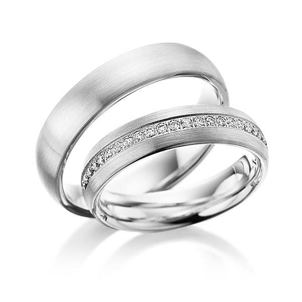 Paar klassische Memoire-Trauringe/Eheringe in Weißgold 585 halbausgefasst mit zus. 0,21 ct. Brillant tw, si von Steinberg