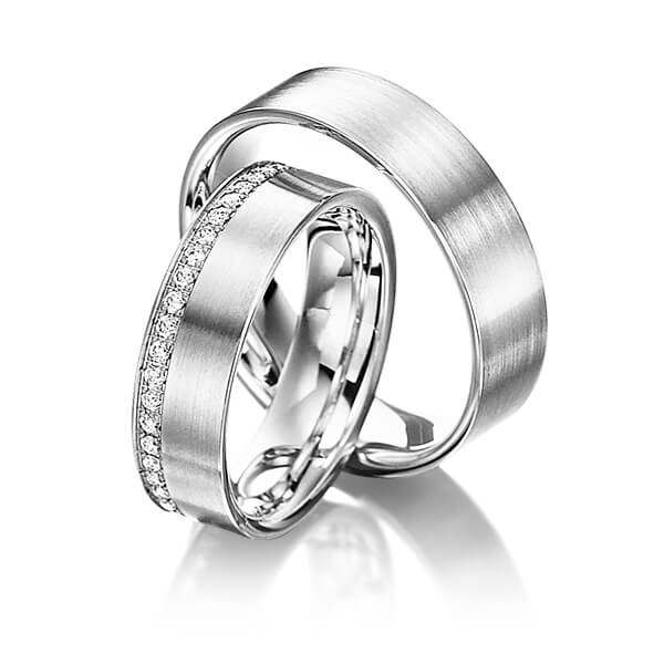 Paar klassische Memoire-Trauringe/Eheringe in Weißgold 585 halbausgefasst mit zus. 0,21 ct. Brillant tw, si von Steinberg