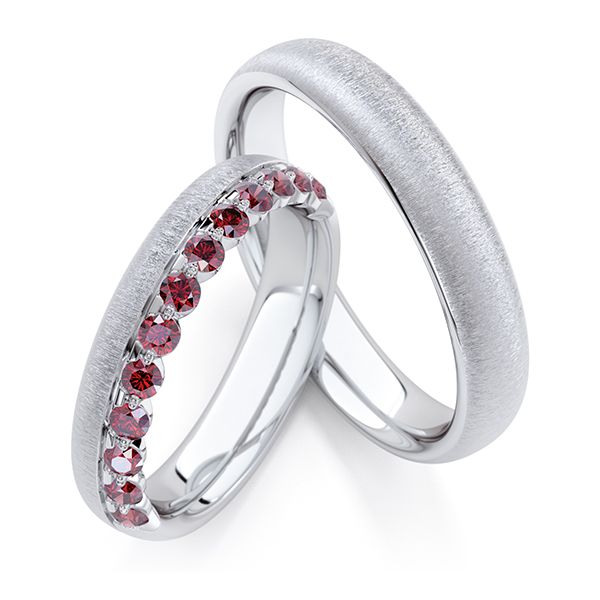 Paar klassische Memoire-Trauringe/Eheringe in Weißgold 585 halbausgefasst mit zus. 0,48 ct. Red Cherry von Steinberg