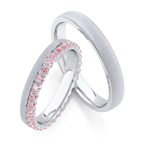 Paar klassische Memoire-Trauringe/Eheringe in Weissgold 585 vollausgefasst mit zus. 0,66 ct. Pink von Steinberg