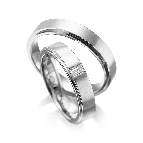 Paar klassische Trauringe/Eheringe in außen Platin 950 , innen Platin 950 mit zus. 0,12 ct. Baguette-Diamant tw, vs von acredo