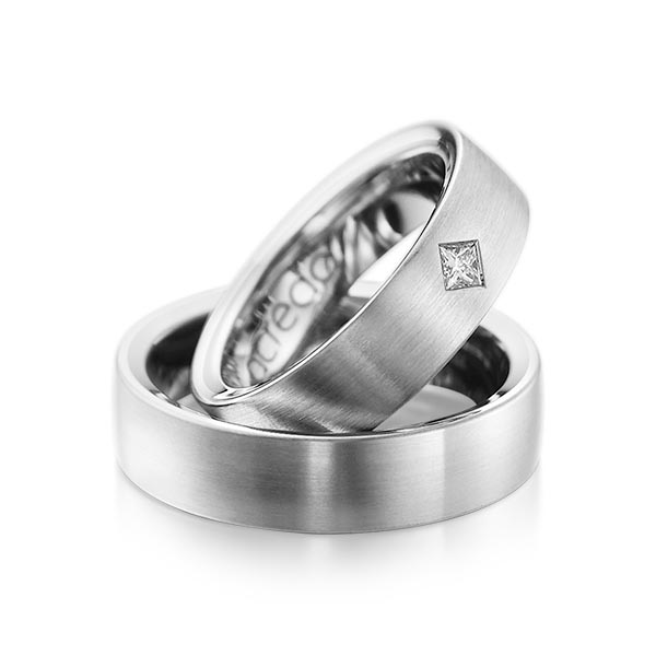 Paar klassische Trauringe/Eheringe in außen Platin 950 , innen Platin 950 mit zus. 0,12 ct. Prinzess-Diamant tw, si von acredo - A-1073-12