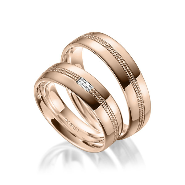 Paar klassische Trauringe/Eheringe in außen Rotgold 585 , innen Rotgold 585 mit zus. 0,1 ct. Baguette-Diamant tw, vs von acredo - A-1752-5 Paar klassische Trauringe/Eheringe in außen Rotgold 585 , innen Rotgold 585 mit zus. 0,1 ct. Baguette-Diamant tw, vs von acredo - A-1752-5