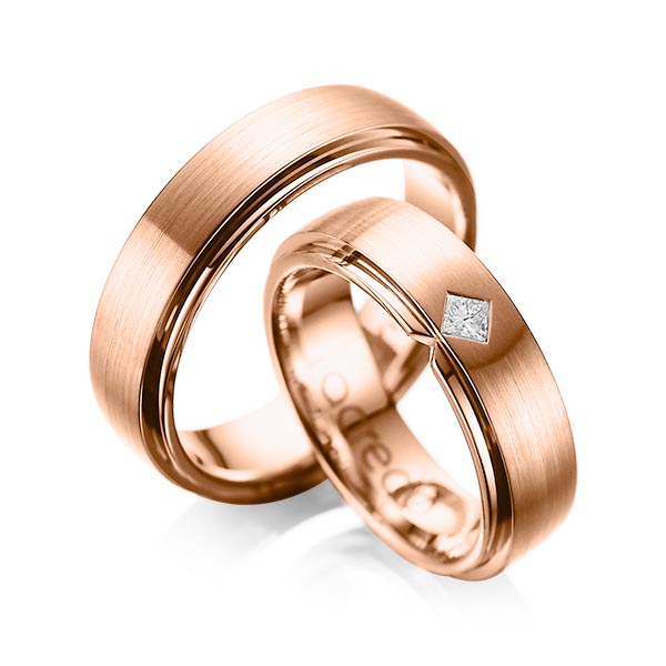Paar klassische Trauringe/Eheringe in aussen Rotgold 585 , innen Rotgold 585 mit zus. 0,1 ct. Prinzess-Diamant tw, si von acredo - A-1061-10 Paar klassische Trauringe/Eheringe in aussen Rotgold 585 , innen Rotgold 585 mit zus. 0,1 ct. Prinzess-Diamant tw, si von acredo - A-1061-10