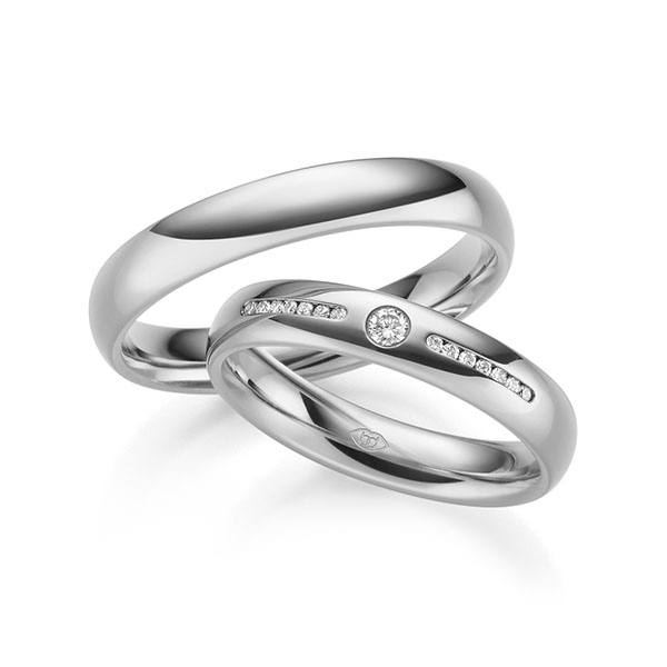 Paar klassische Trauringe/Eheringe in aussen Weissgold 585 , innen Weissgold 585 mit zus. 0,12 ct. Brillant tw, si 