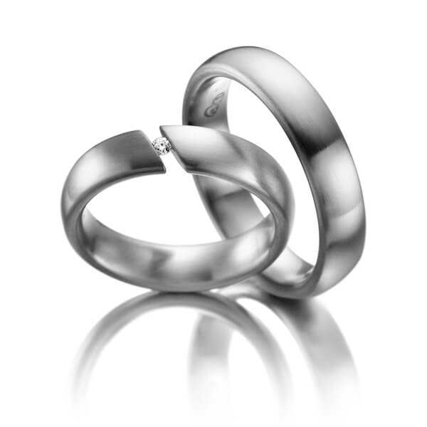 Paar klassische Trauringe/Eheringe in Edelstahl mit zus. 0,03 ct. Brillant tw, si von 123gold - E-2030-1 Paar klassische Trauringe/Eheringe in Edelstahl mit zus. 0,03 ct. Brillant tw, si von 123gold - E-2030-1