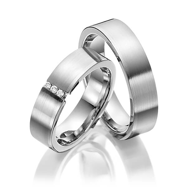 Paar klassische Trauringe/Eheringe in Edelstahl mit zus. 0,045 ct. Brillant tw, si von 123GOLD