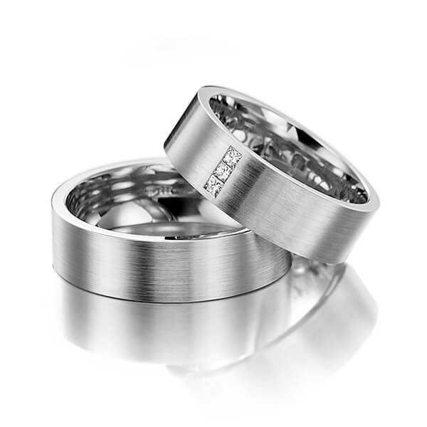 Paar klassische Trauringe/Eheringe in Edelstahl mit zus. 0,09 ct. Prinzess-Diamant tw, vs von 123GOLD