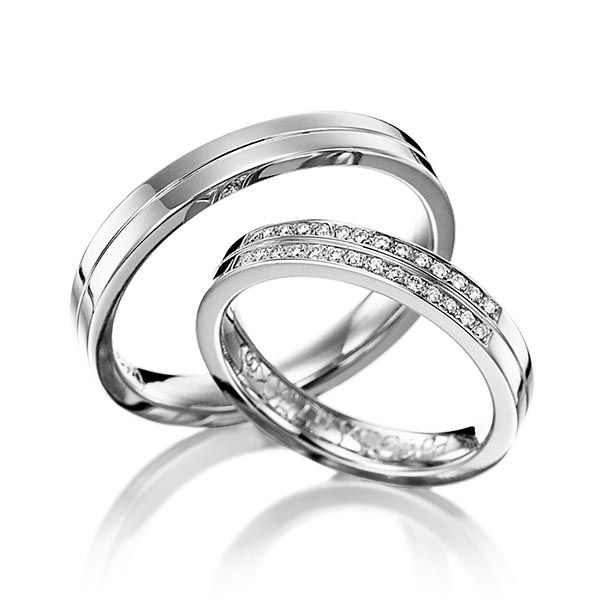 Paar klassische Trauringe/Eheringe in Edelstahl mit zus. 0,14 ct. Brillant tw, si von 123GOLD