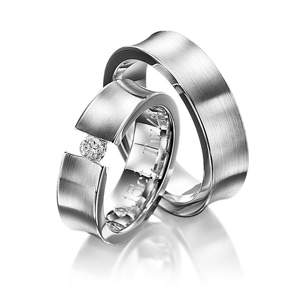 Paar klassische Trauringe/Eheringe in Edelstahl mit zus. 0,15 ct. Brillant tw, si von 123GOLD