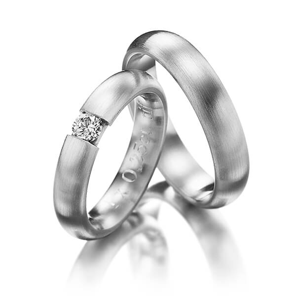 Paar klassische Trauringe/Eheringe in Edelstahl mit zus. 0,25 ct. Brillant r, if von 123GOLD