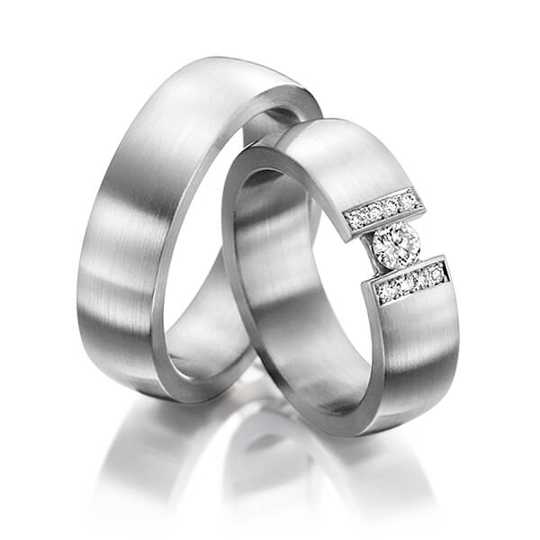 Paar klassische Trauringe/Eheringe in Edelstahl mit zus. 0,25 ct. Brillant tw, si tw, vs von 123GOLD
