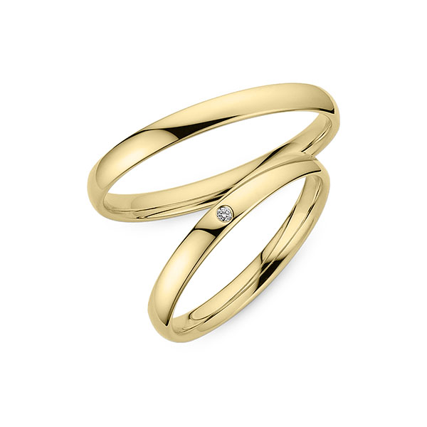 Paar klassische Trauringe/Eheringe in Gelbgold 333 mit zus. 0,01 ct. Brillant w, si von Merii
