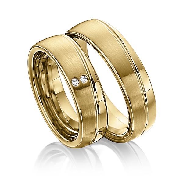 Paar klassische Trauringe/Eheringe in Gelbgold 333 mit zus. 0,02 ct. Brillant tw, si 