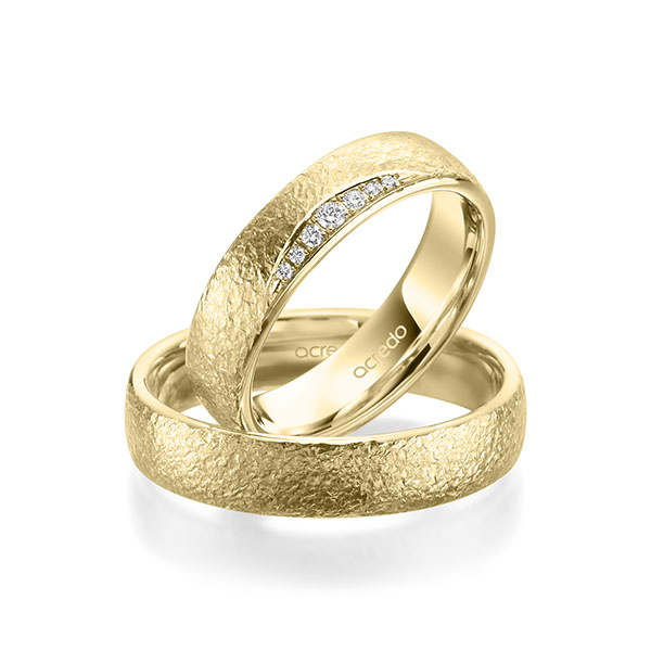 Paar klassische Trauringe/Eheringe in Gelbgold 375 crushed Struktur mit zus. 0,06 ct. Brillant tw, si von acredo - A-1960-2